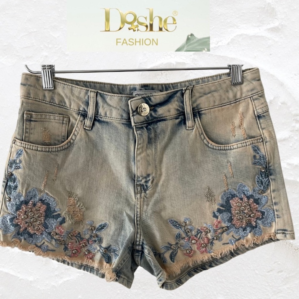 Dishe short Embrace the unique beauty of our embroidered denim shorts.